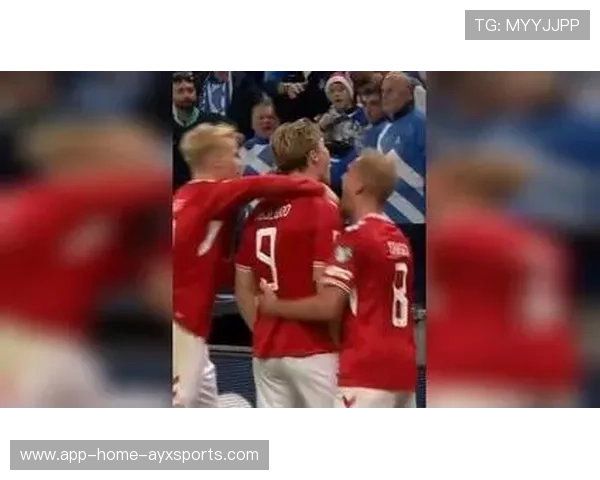 足球队门前混战破门：场上瞬间点燃的激情与瞬间突破