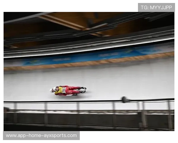 雪橇选手高速过弯接近侧翻，仍稳稳冲到前排