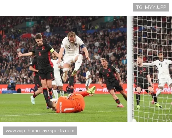 足球欧冠中场远射弹地入网震动全场