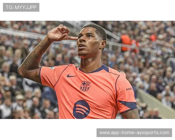 曼联围绕拉什福德练习禁区内接球动作