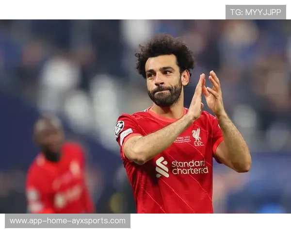 利物浦快速传球切入禁区，萨拉赫搓射偏了